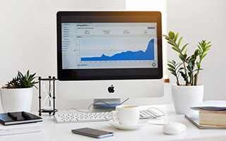 熊猫体育-马刺后场双枪组合初见锋芒，马刺双雄